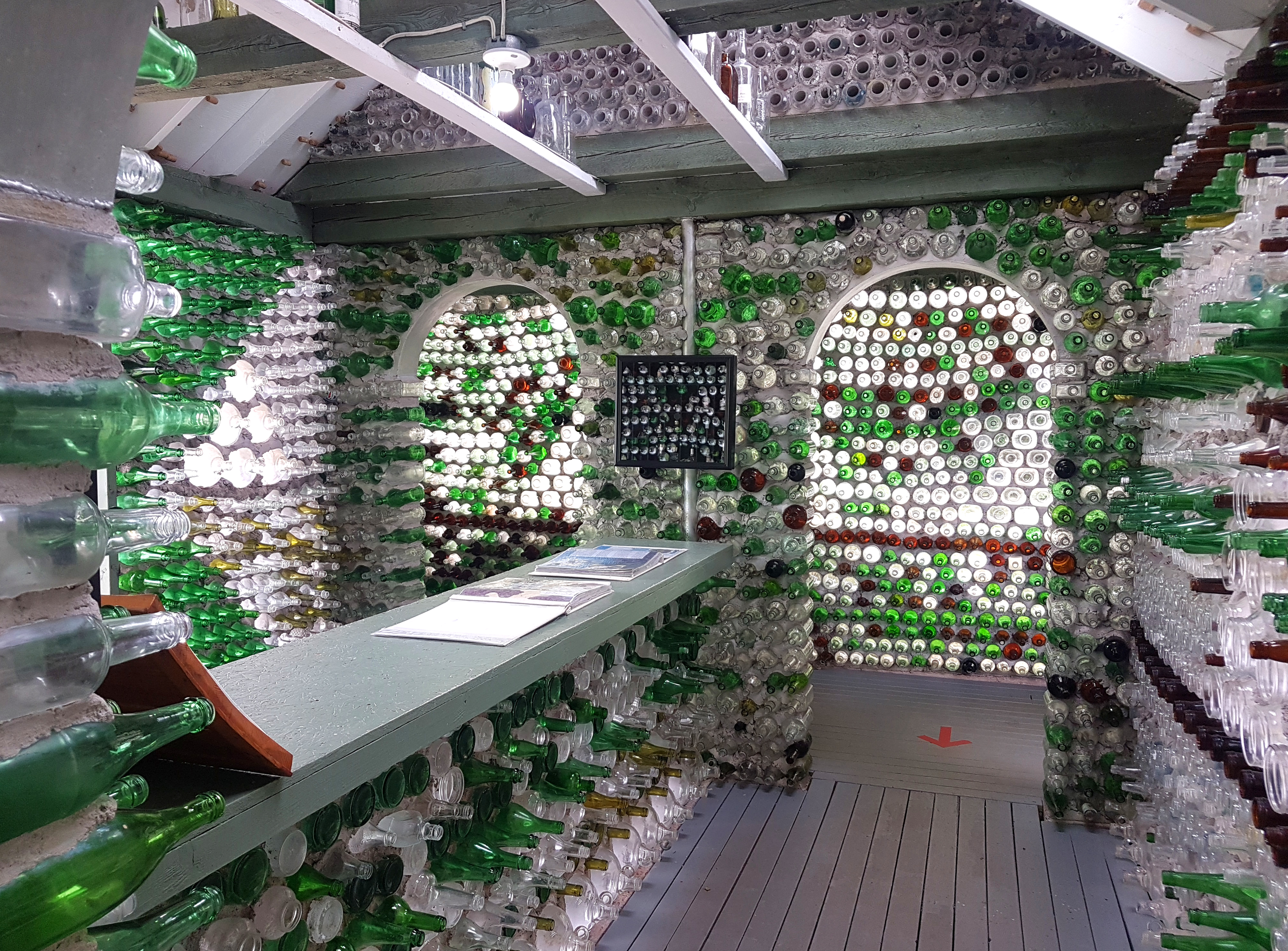 6. Les maisons de bouteilles Bottle Houses The six gabled house 2